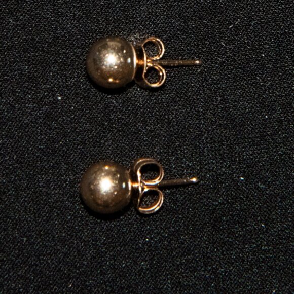 14K Yellow Gold Stud Earrings 6MM - Picture 1 of 2